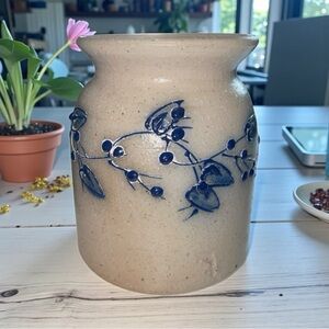 VTG Salmon Falls Stoneware Glazed Pottery Crock Blue Berries Vine Vase Rustic 4”